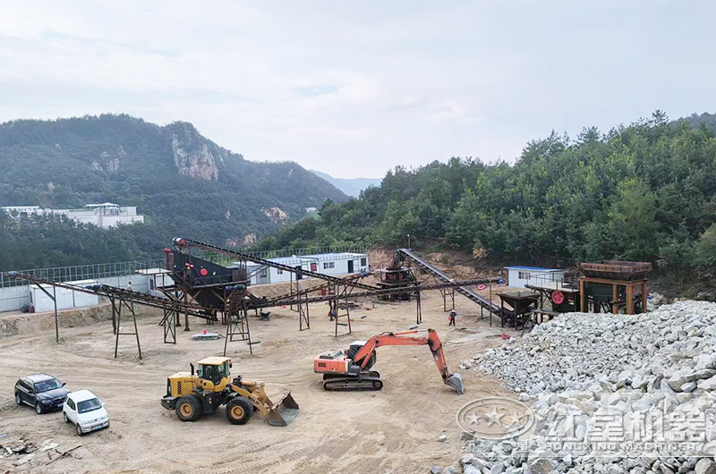 小型矿石粉碎机工作现场实拍图