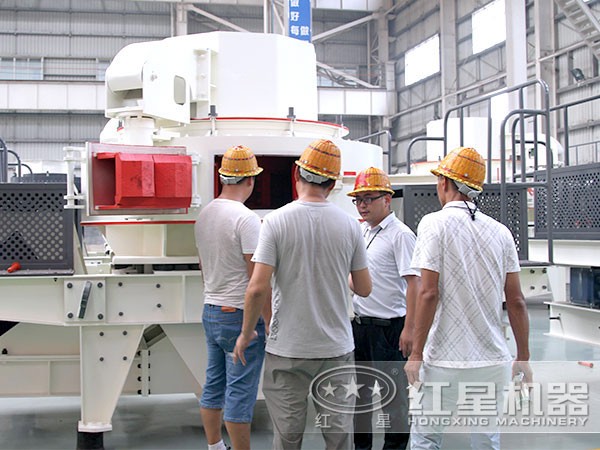 红星机器的技术专家正在对环保型制砂机成品进行检测